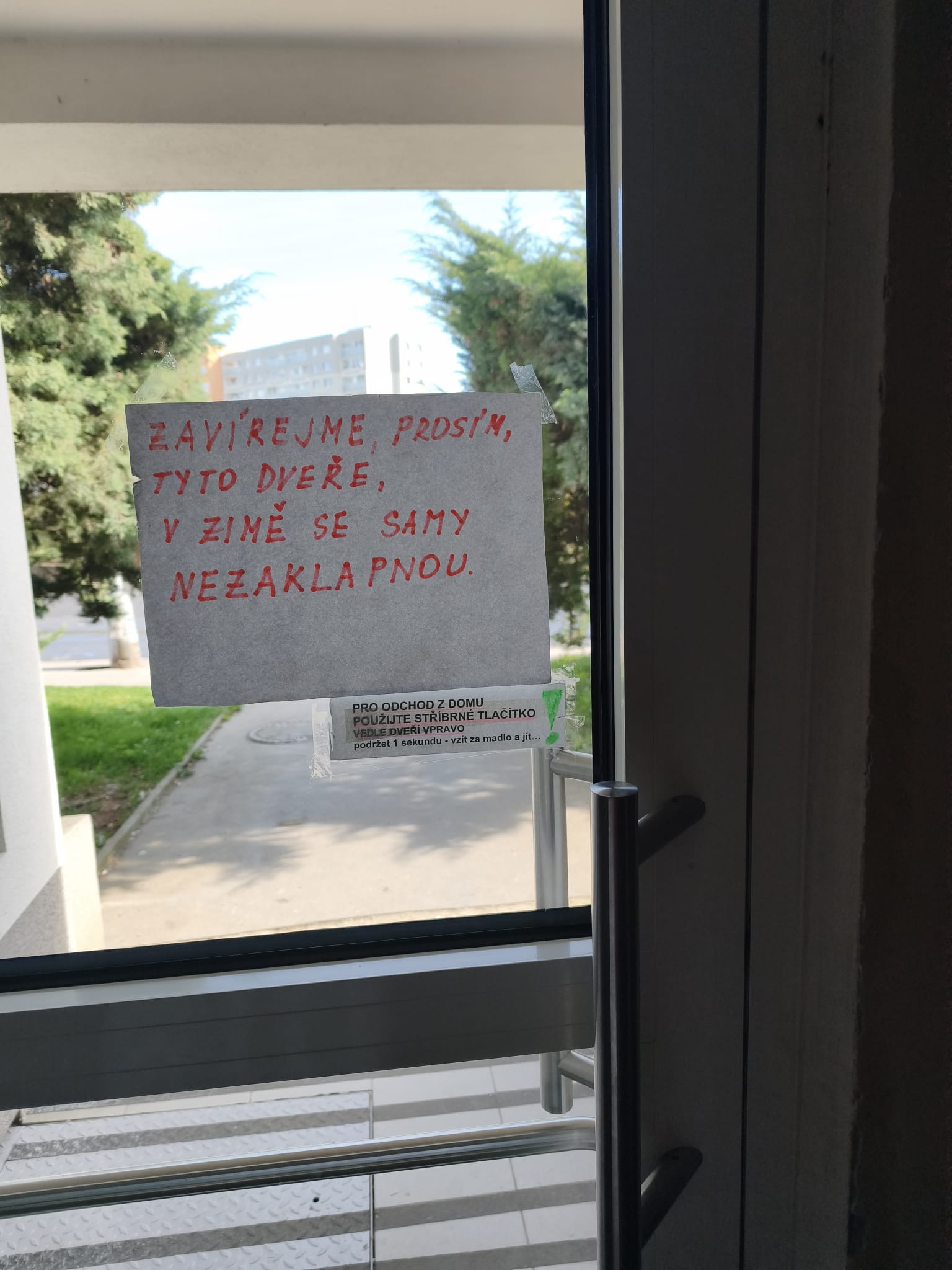 Nedovirající dveře